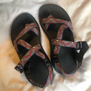 CHACO’S WITH TOE STRAP 🤩